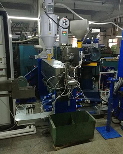 عزل وسحب الأسلاك 